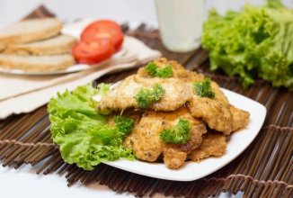 Отбивные из куриного филе в кляре.