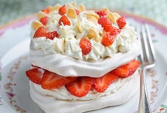 Меренге с клубникой.