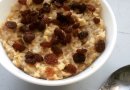 Овсяная каша с изюмом