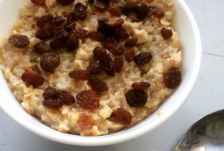 Овсяная каша с изюмом