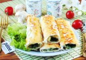 Рулеты из лаваша с курицей, шампиньонами и шпинатом