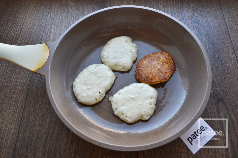 Творожные оладьи без яиц - Шаг 10