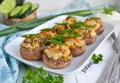 Запеченные шампиньоны с начинкой из курицы и сыра