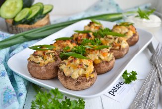 Запеченные шампиньоны с начинкой из курицы и сыра