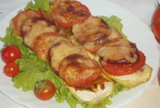 Кабачки запеченные с помидорами и салями