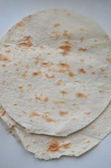 Лаваш с яйцом, сыром и крабовыми палочками - Шаг 2