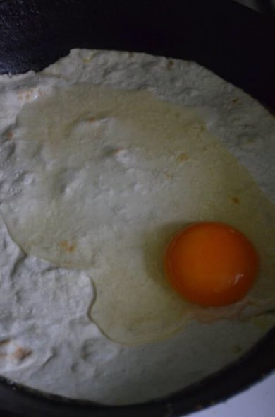 Лаваш с яйцом, сыром и крабовыми палочками - Шаг 3