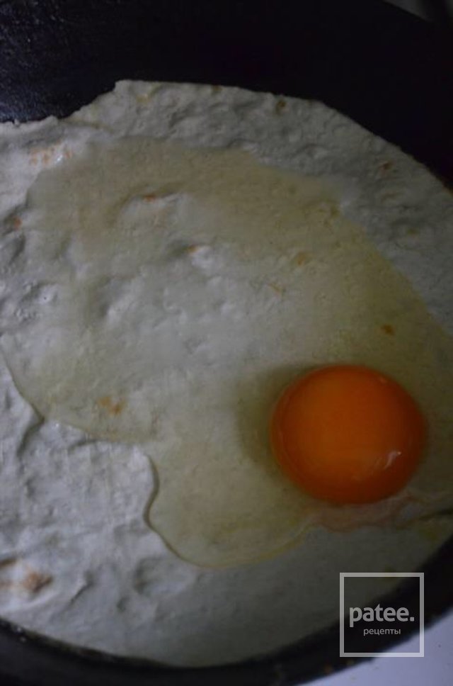 Завтрак из лаваша и яиц на сковороде. Омлет в лаваше на сковороде. Лаваш с яйцом и сыром на сковороде. Ёка из лаваша. Завтрак из лаваша с начинкой на сковороде с сыром и яйцом.