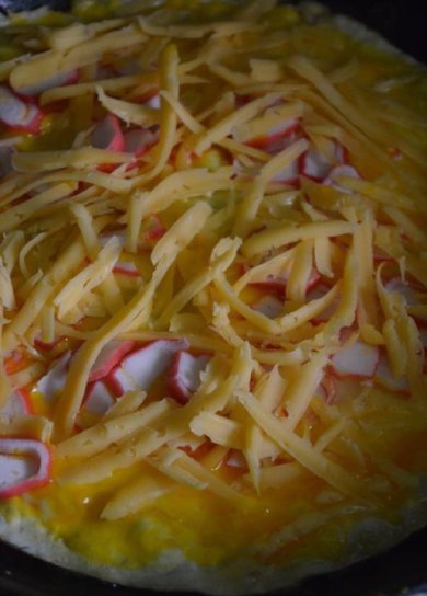 Лаваш с яйцом, сыром и крабовыми палочками - Шаг 4