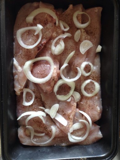 Белое мясо запеченное с помидорами под сыром - Шаг 3