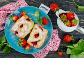 Дрожжевые булочки с клубникой