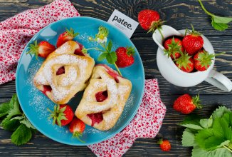 Дрожжевые булочки с клубникой