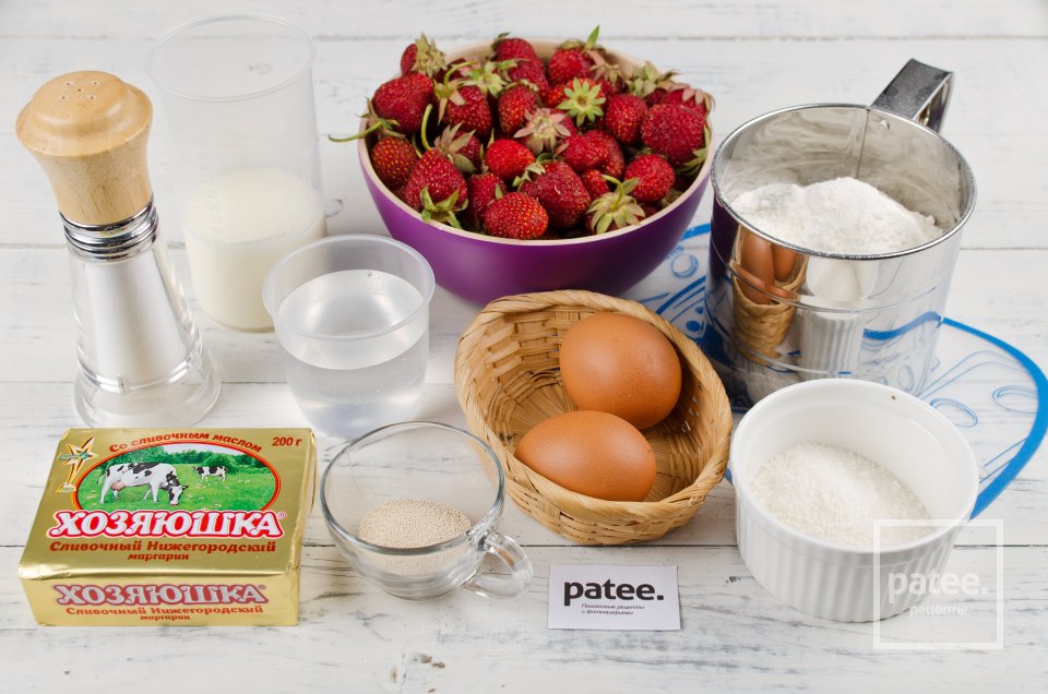 Дрожжевые булочки с клубникой - Шаг 1