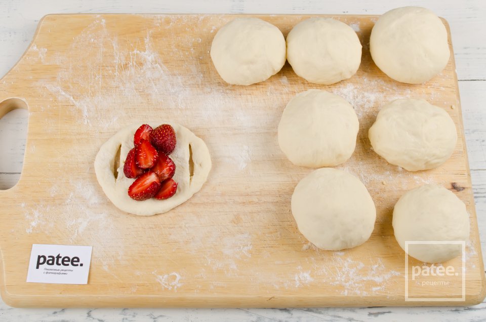 Дрожжевые булочки с клубникой - Шаг 16