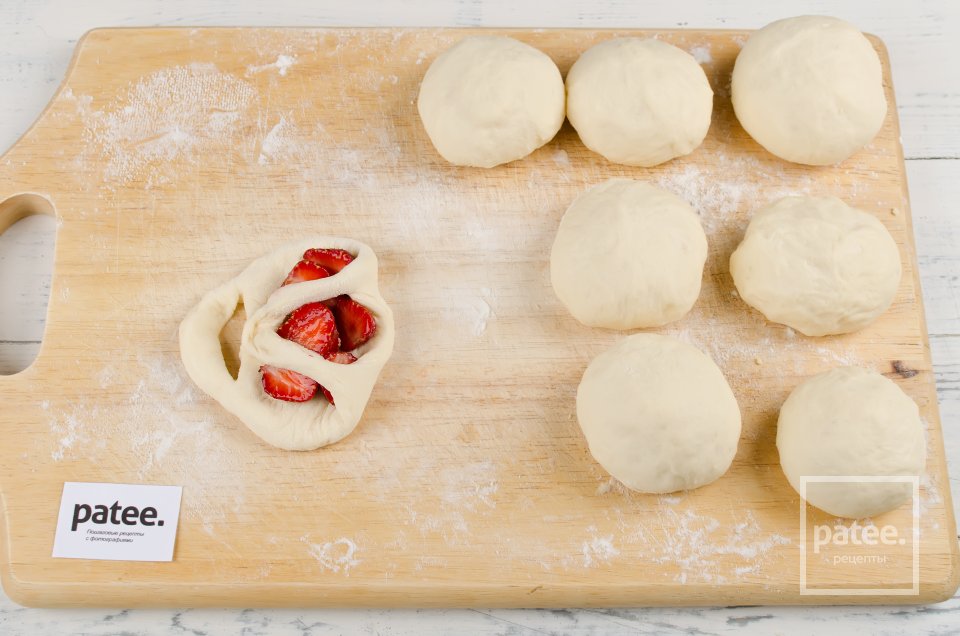 Дрожжевые булочки с клубникой - Шаг 17