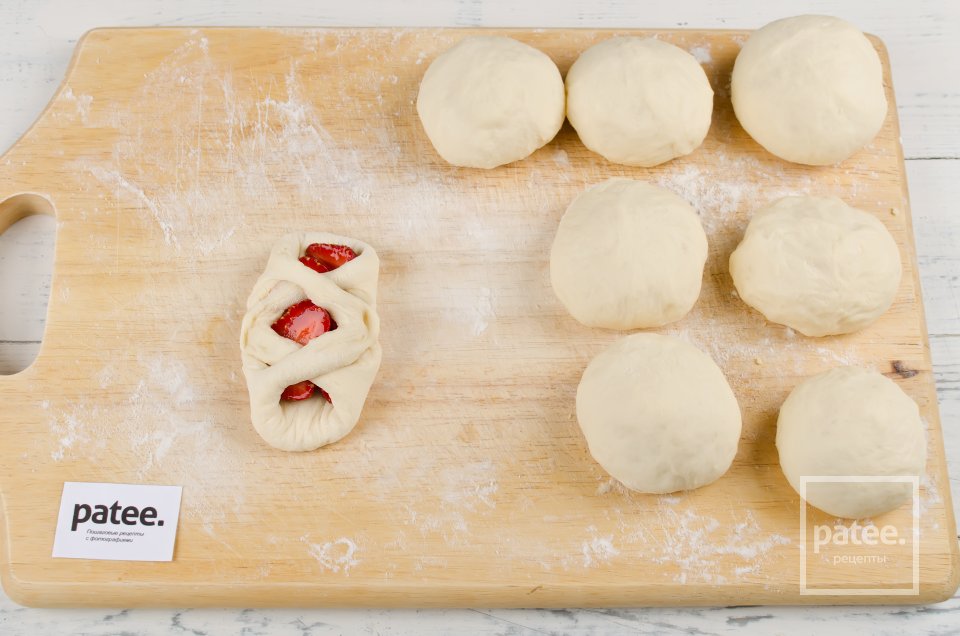 Дрожжевые булочки с клубникой - Шаг 18