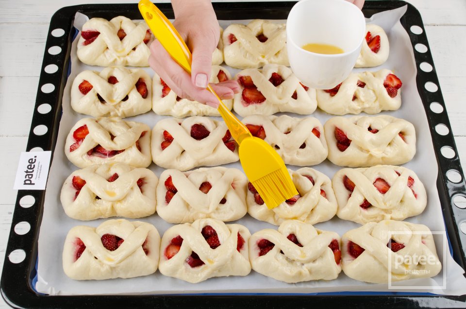 Дрожжевые булочки с клубникой - Шаг 19