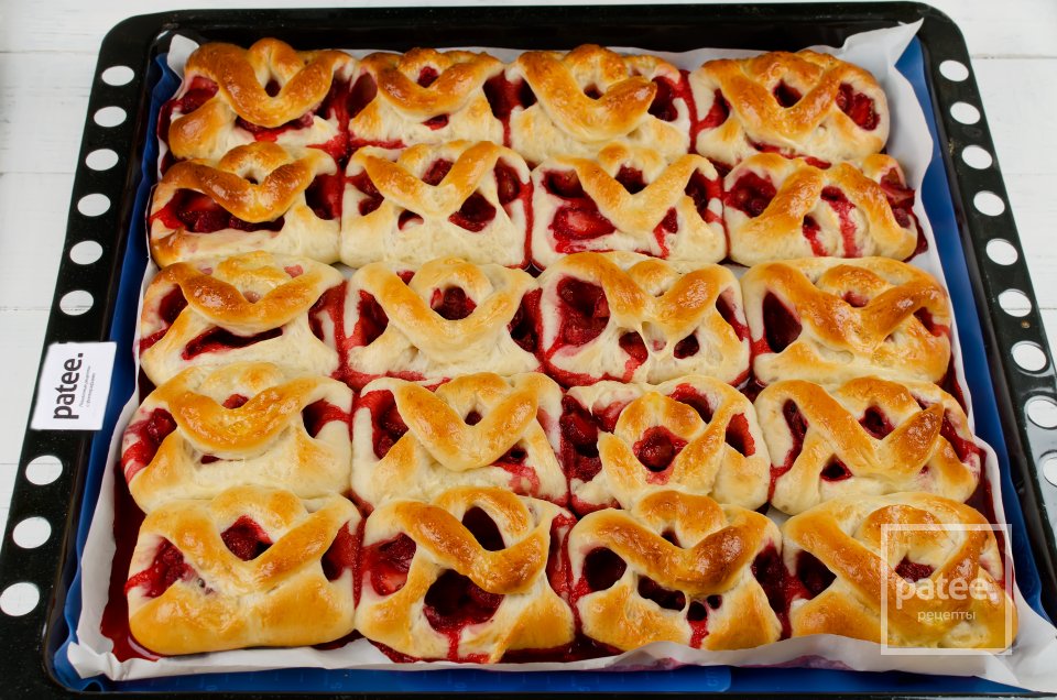 Дрожжевые булочки с клубникой - Шаг 20