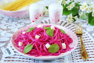 Спагетти со свеклой и брынзой