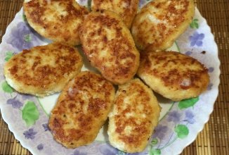 Катлеты из куриной грудки с сыром и майонезом.