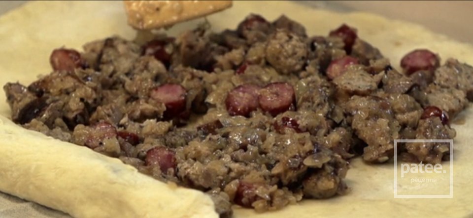 Рулет «Мраморный» с немецкими колбасками - Шаг 5