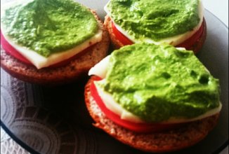 Булочки с моцареллой и песто