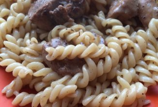 Свинина с макаронами в винно-сливочном маринаде.