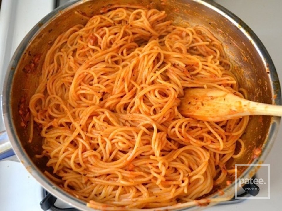 Вермишель по турецки рецепт. Макароны с томатной пастой. Лапша с томатной пастой. Кастрюля для спагетти. Спагетти с томатным соусом в сотейнике.