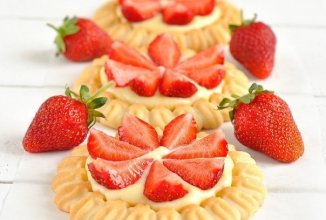 Тарталетки с кремом и клубникой