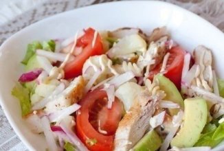 Салат с куриной грудкой и авокадо