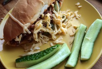 Хот-Дог с фаршем и сыром.