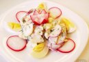 Салат из редиса с яйцом и сметаной.