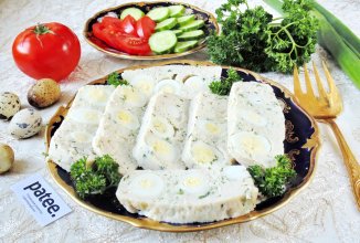 Рулет из куриной грудки с перепелиными яйцами