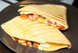 Бурито с ветчиной и моцареллой