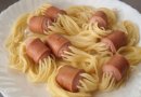 Варёные сосиски фаршированные спагетти.