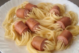 Варёные сосиски фаршированные спагетти.