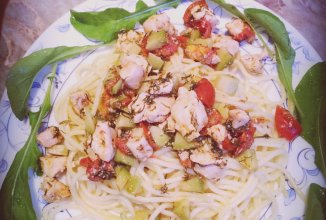 Паста с авокадо курицей и томатами