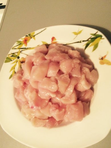 Паста с авокадо курицей и томатами - Шаг 1