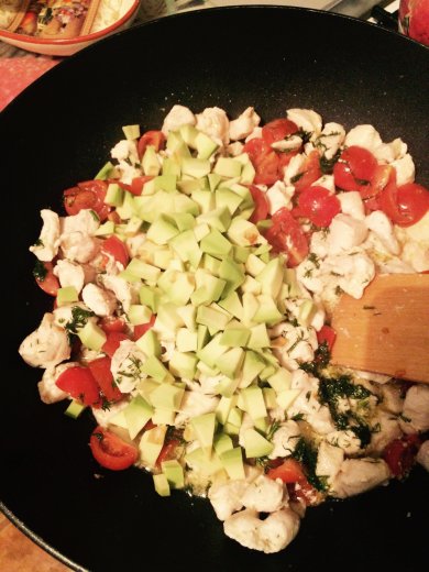 Паста с авокадо курицей и томатами - Шаг 8