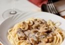 Спагетти со сливочно-грибным соусом.