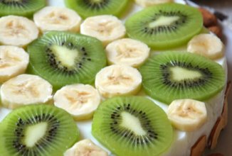 Йогуртовый торт с киви и бананом