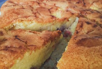 Шарлотка с вишней и яблоками