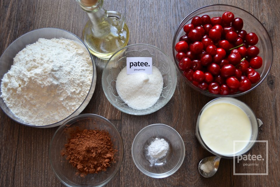 Шоколадные вареники с вишней на пару - Шаг 1