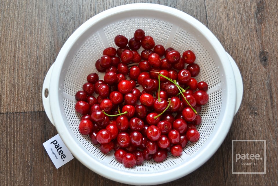 Шоколадные вареники с вишней на пару - Шаг 2