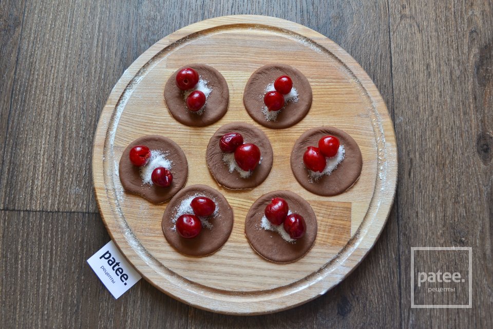 Шоколадные вареники с вишней на пару - Шаг 16