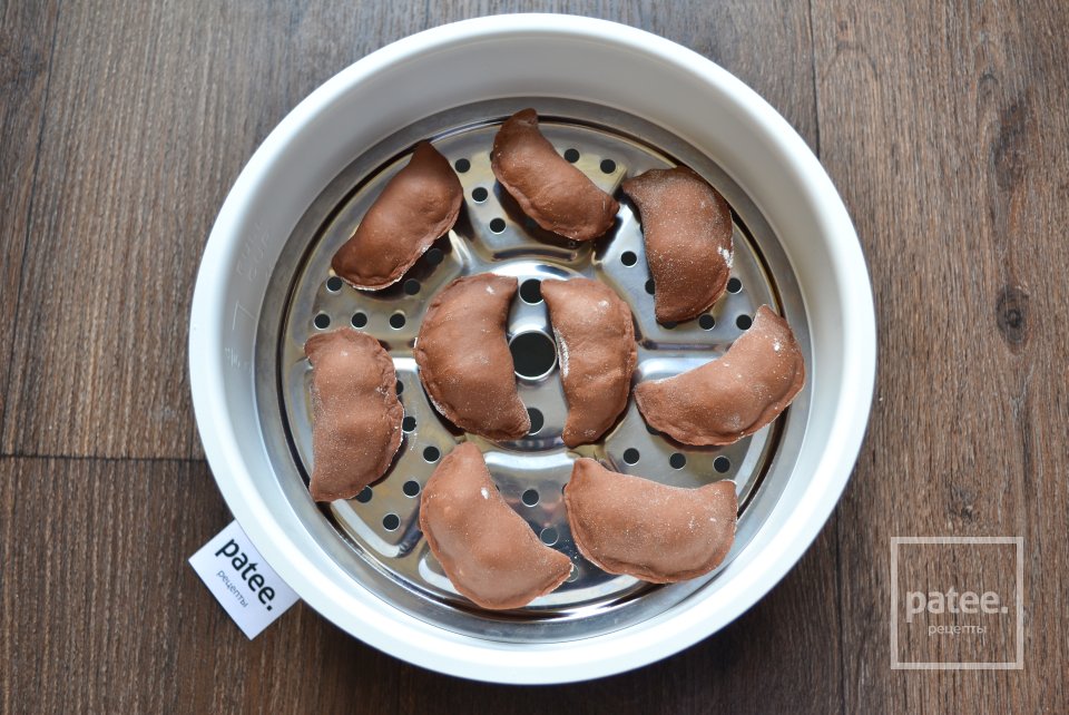 Шоколадные вареники с вишней на пару - Шаг 17