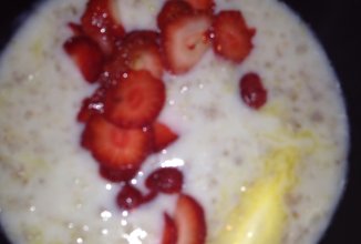 овсяная каша с клубникой и ванилью