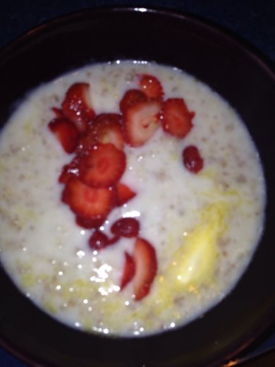 овсяная каша с клубникой и ванилью