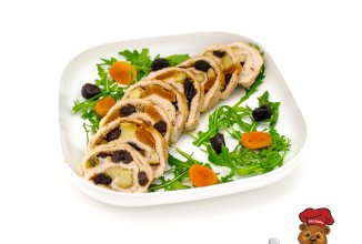 Куриный рулет с сухофруктами