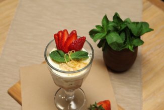 Домашний сметанник с клубникой за 10 минут